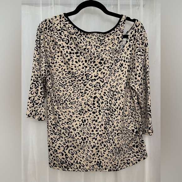 Exclusive One size Large 3/4 sleeve leopard print tee with shoulder cut detail - Picture 2 of 4